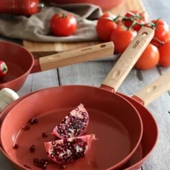 Poêle Ector Induction Aluminium Revêtu Manche En Bois 24 Cm Rouge -Cuisine Fournitures Boutique 108013 2 1 Poele Ector induction aluminium revetu manche en bois 24 cm rouge Ogo