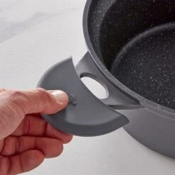 Lot Faitout Dur Comme La Pierre 24 Cm Et 2 Maniques En Silicone -Cuisine Fournitures Boutique 111083 3 1 Lot faitout Dur comme la pierre 24 cm et 2 maniques en silicone Mathon