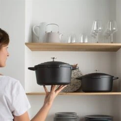 Lot Cocotte Légère Ronde En Fonte D'aluminium 24 Cm Et Deux Maniques En Silicone -Cuisine Fournitures Boutique 113005 2 3 Lot cocotte legere ronde en fonte d aluminium 24 cm et deux maniques en silicone Mathon