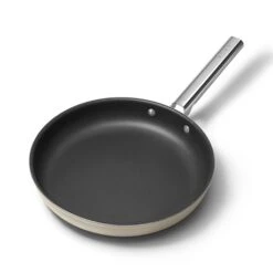 Smeg Poêle Aluminium Antiadhésive 30 Cm Crème Mat 7 Smeg Poêle Aluminium Antiadhésive 30 Cm Crème Mat -Cuisine Fournitures Boutique 131023 3 1 Poele aluminium antiadhesive 30 cm creme mat Smeg