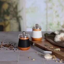 Moulin à Sel En Bois Effet Cuir Blanc -Cuisine Fournitures Boutique 200030 2 1 Moulin a sel en bois effet cuir blanc Ogo