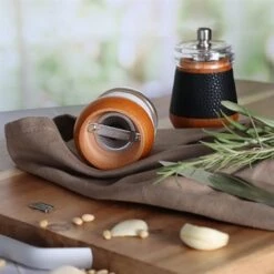 Moulin à Sel En Bois Effet Cuir Blanc -Cuisine Fournitures Boutique 200030 3 1 Moulin a sel en bois effet cuir blanc Ogo