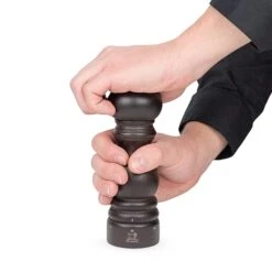 Peugeot Moulin à Sel Paris 18 Cm Marron -Cuisine Fournitures Boutique 20112 2 1 Moulin a sel Paris 18 cm marron Peugeot