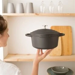 Cocotte Légère Ronde En Fonte D'aluminium 20 Cm 2,6 L Coloris Noir -Cuisine Fournitures Boutique 203002 2 3 Cocotte legere ronde en fonte d aluminium 20 cm 2 6 L coloris noir Mathon