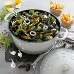 Cocotte Légère Ronde En Fonte D'aluminium 28 Cm 6,7 L Coloris Gris -Cuisine Fournitures Boutique 203005 3 4 Cocotte legere ronde en fonte d aluminium 28 cm 6 7 L coloris gris Mathon