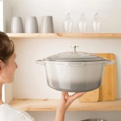 Cocotte Légère Ronde En Fonte D’aluminium 28 Cm 6,7 L Rouge -Cuisine Fournitures Boutique 203007 2 3 Cocotte legere ronde en fonte d aluminium 28 cm 6 7 L rouge Mathon