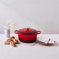 Le Creuset Cocotte Fonte Rond 24 Cm Cerise 8 Le Creuset Cocotte Fonte Rond 24 Cm Cerise -Cuisine Fournitures Boutique 213179 3 3 Cocotte fonte rond 24 cm cerise Le Creuset
