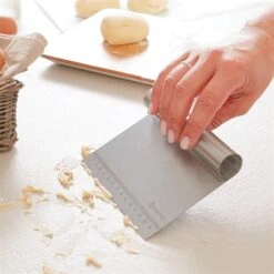 Lot Plaque à Pizza, Coupe Pâte Gradué Et 2 Couteaux à Pizza En Inox -Cuisine Fournitures Boutique 509132 3 1 Lot plaque a pizza coupe pate gradue et 2 couteaux a pizza en inox