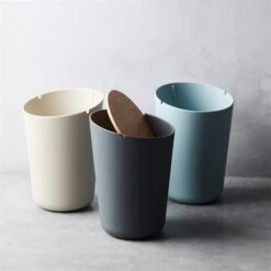 Poubelle Fibre Bambou Gris Avec Couvercle 14,4 X 20,6 Cm -Cuisine Fournitures Boutique 690006 2 1 Poubelle fibre bambou gris avec couvercle 14 4 x 20 6 cm Point Virgule