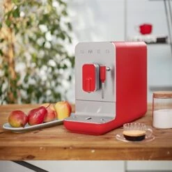 Smeg Machine à Café Avec Broyeur Et Buse Vapeur 1350 W BCC02RDMEU Rouge -Cuisine Fournitures Boutique 700071 2 1 Machine a cafe avec broyeur et buse vapeur 1350 W BCC02RDMEU rouge Smeg