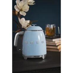 Smeg Mini Bouilloire 0,8 L 1400 W KLF05PBEU Bleu Azur -Cuisine Fournitures Boutique 702031 3 4 Mini bouilloire 0 8 L 1400 W KLF05PBEU bleu azur Smeg