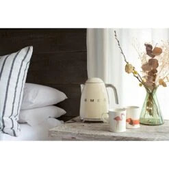 Smeg Bouilloire Crème 1,7 L 2400 W KLF03CREU -Cuisine Fournitures Boutique 702065 3 1 Bouilloire creme 1 7 L 2400 W KLF03CREU Smeg