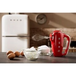 Smeg Batteur à Main 9 Vitesses 250 W HMF01RDEU Rouge -Cuisine Fournitures Boutique 761065 2 1 Batteur a main 9 vitesses 250 W HMF01RDEU rouge Smeg